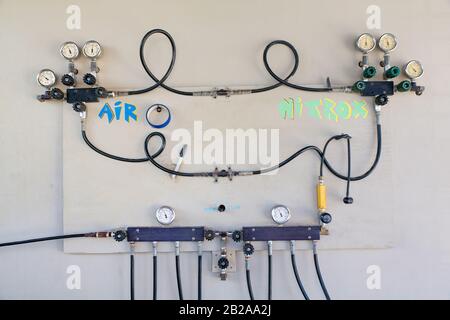 Installazione di riempimento a parete per aria e nitrox presso il centro immersioni Foto Stock