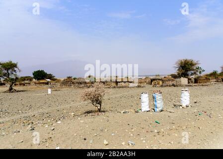 Villaggio Maasai di fronte Al Doinyo Lengai vulcano Ol vicino al Lago Natron, Africa orientale, agosto 2017, Tanzania settentrionale Foto Stock