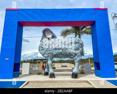 Guatapé è una località turistica andina nel nord-ovest della Colombia, a est di Medellín. È conosciuta per le sue case decorate con colorati bassorilievi. Si siede da Th Foto Stock