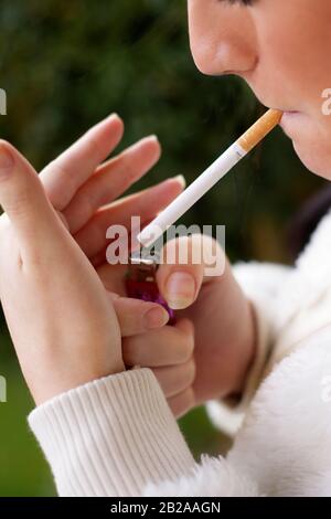 Donna che fuma Foto Stock