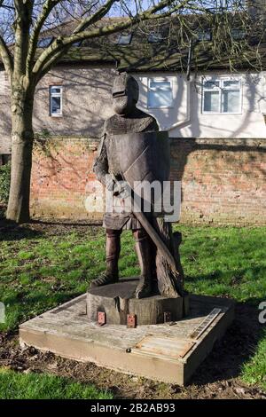 Cavaliere medievale in legno intagliato sul sito del vecchio castello, Northampton, Regno Unito Foto Stock