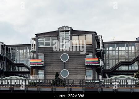 Amburgo, Germania - 4 agosto 2019: Sede Gruner + Jahr con bandiere gay arcobaleno sui balconi. È una delle più grandi case editrici Dell'Ue Foto Stock