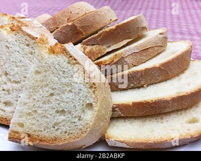 Fette di pane, primo piano. Tradizionale pane pugliese italiano Foto Stock
