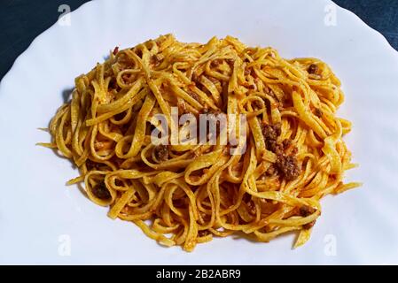 Piatto di tagliatelle italiane con salsa bolognese. Taglliatelle alla bolognese Foto Stock