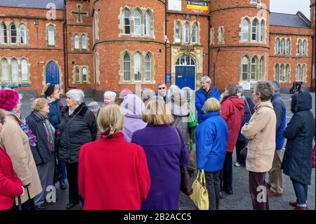 Un gruppo di anziani, membri di un gruppo di storia locale U3A, in un tour della Drill Hall, Northampton, Regno Unito Foto Stock