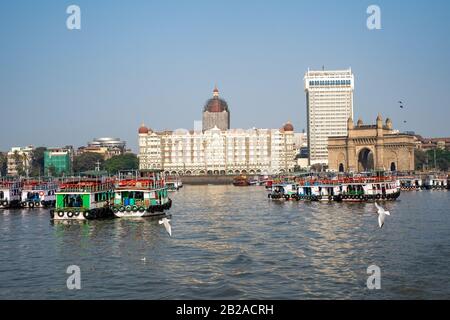 Mumbai, India - 29 febbraio 2020: Porto dei traghetti di Mumbai con una vista dall'acqua dei traghetti, l'hotel Taj e Gateway of India Foto Stock