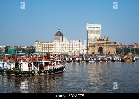 Mumbai, India - 29 febbraio 2020: Porto dei traghetti di Mumbai con una vista dall'acqua dei traghetti, l'hotel Taj e Gateway of India Foto Stock