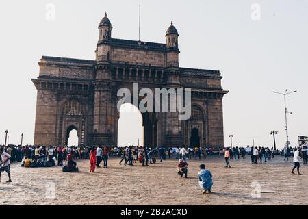 Mumbai, India - 29 febbraio 2020: I turisti si riuniscono al Gateway of India al mattino presso la famosa torre ad arco Foto Stock