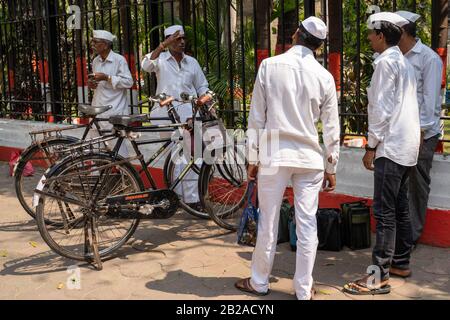 Mumbai, India - 29 febbraio 2020: I corrieri di bicicletta di Dabbawala si preparano per trasportare le scatole del pranzo intorno Mumbai ai lavoratori intorno alla città Foto Stock