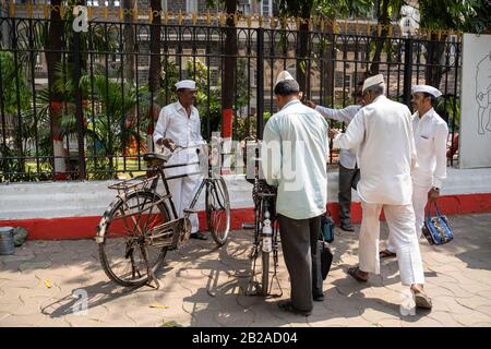 Mumbai, India - 29 febbraio 2020: I corrieri di bicicletta di Dabbawala si preparano per trasportare le scatole del pranzo intorno Mumbai ai lavoratori intorno alla città Foto Stock