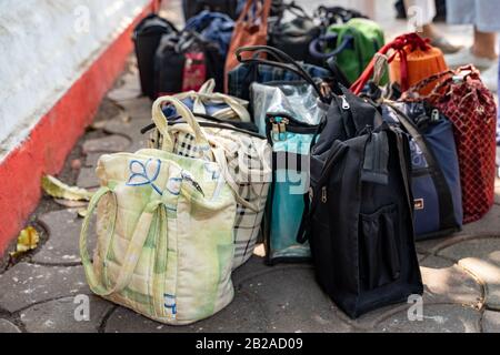 Mumbai, India - 29 febbraio 2020: Scatole per il pranzo pronte per la consegna tramite i corrieri di bicicletta Dabbawala Foto Stock