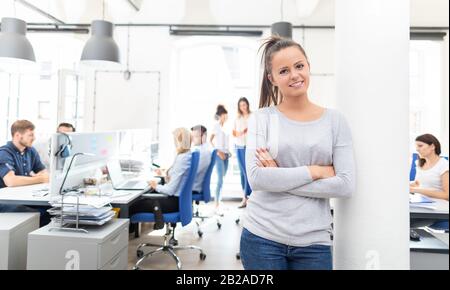 Ritratto di giovane leader fiducioso donna in carica. Nuovo concetto di start up business. Foto Stock