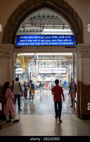 Mumbai, India - 29 febbraio 2020: Il traffico e il trambusto all'interno di Chatrapati Shivaji Terminus precedentemente conosciuto come Victoria Terminus Foto Stock