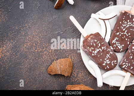 Popsicle di cocco in glassa di cioccolato Foto Stock