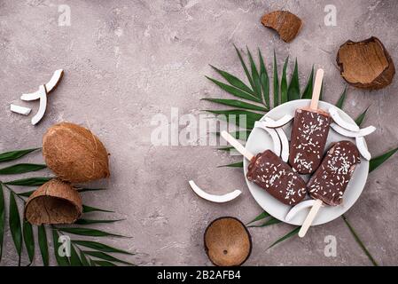 Popsicle di cocco in glassa di cioccolato Foto Stock
