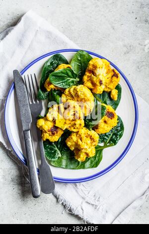 Insalata Di Cavolfiore Al Forno Con Spinaci. Sano concetto di cibo vegetariano. Foto Stock