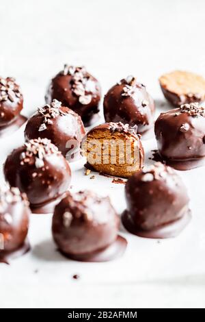 Palle Di Tartufo Al Cioccolato Vegano. Foto Stock