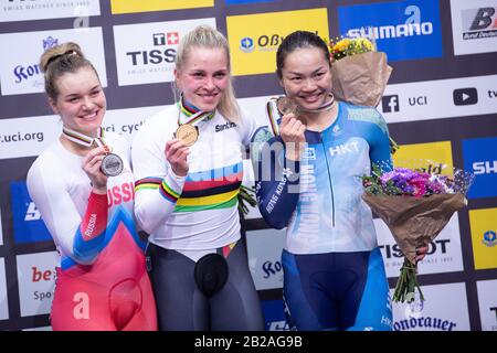 Berlino, Germania. 28th Feb, 2020. Ciclismo/pista: Campionato del mondo, sprint, donne, cerimonia di premiazione: Emma Hinze (M) dalla Germania, vincitore della medaglia d'oro, in piedi accanto a Natalya Antonova (r) dalla Russia, vincitore della medaglia di bronzo, e Wai Sze Lee da Hong Kong, vincitore della medaglia d'argento. Credito: Sebastian Gollnow/Dpa/Alamy Live News Foto Stock