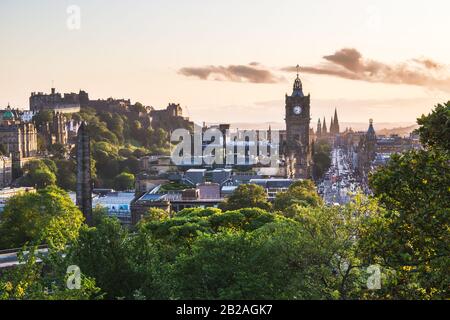 Una vista da Calton Hill su Edinburgo, città di Edimburgo, Scozia, Regno Unito, Europa.