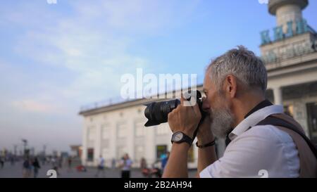 Il Viaggiatore Con La Macchina Fotografica Sta Andando Prendere Le Migliori Immagini Della Città Per Il Rapporto. Foto Stock