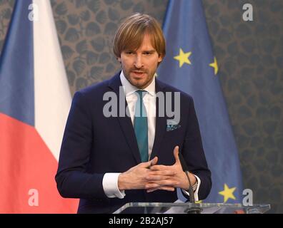 Praga, Repubblica Ceca. 02nd Mar, 2020. Il ministro della Sanità ceco Adam Vojtech parla durante una conferenza stampa dopo una riunione del Consiglio di sicurezza del governo, il 2 marzo 2020, a Praga, nella Repubblica Ceca. Il governo ceco sospenderà tutti i voli dalla Corea del Sud a causa della diffusione del nuovo coronavirus e prevede di limitare i voli da Milano, Venezia, Bologna e Bergamo anche nel Nord Italia, ha detto il PM Andrej Babis (ANO). Credit: Michal Krumphanzl/Ctk Photo/Alamy Live News Foto Stock