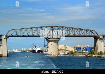 Ponte Ferroviario Rotante Caronte (1908-1915) Ponte Truss Metallico O Ponte Girevole Ferroviario Sul Canale Caronte Martigues Provenza Francia Foto Stock