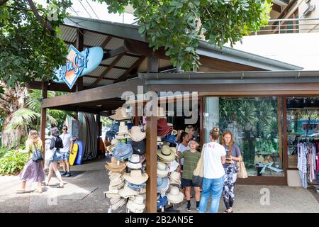 Negozio di surf Byron Bay, giorno di estati con persone fuori dal negozio accanto a un cappello stand, nuovo Galles del Sud, Australia Foto Stock