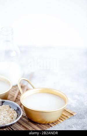 Il riso Makgeolli è uno dei più antichi vini coreani tradizionali fermentati. Bevanda sana asiatica. Orientamento verticale Foto Stock