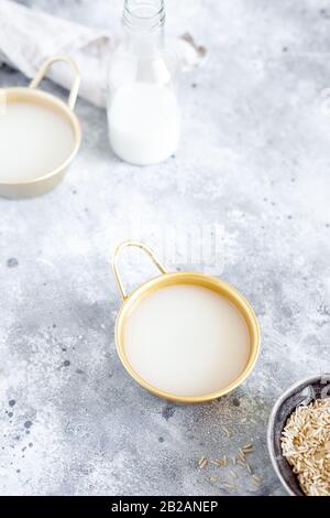 Il vino di riso Makgeolli è una delle più antiche bevande alcoliche tradizionali coreane fermentate. Bevanda sana asiatica. Orientamento verticale, vista dall'alto Foto Stock