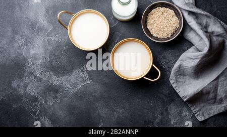 Il riso Makgeolli è uno dei più antichi alcolici tradizionali coreani fermentati su sfondo scuro Foto Stock