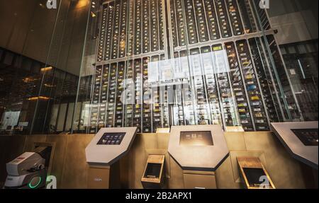 Pechino, CINA - 03 GIUGNO 2019: Robot farmaceutico per la somministrazione di farmaci in Cina. Foto Stock