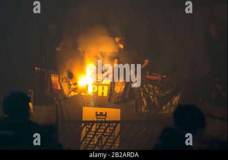 Belgrado, Serbia. 1st Mar, 2020. I fan di Partizan illuminano un torce. Credito: Nikola Krstic/Alamy Live News Foto Stock