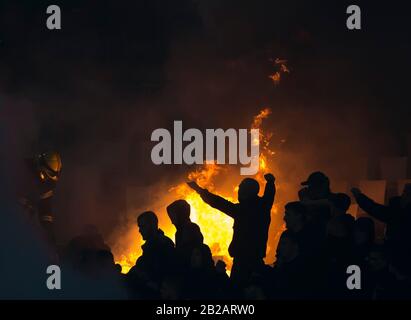 Belgrado, Serbia. 1st Mar, 2020. I fan di Partizan illuminano un torce. Credito: Nikola Krstic/Alamy Live News Foto Stock