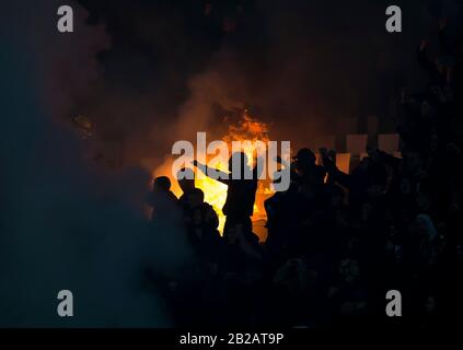 Belgrado, Serbia. 1st Mar, 2020. I fan di Partizan illuminano un torce. Credito: Nikola Krstic/Alamy Live News Foto Stock