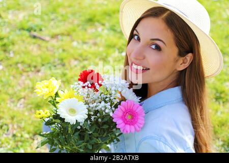 Felice bella ragazza riceve un bouquet di fiori in primavera, vista dall'alto Foto Stock