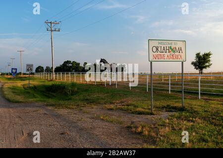 Un cartello di benvenuto dello Stato dell'Oklahoma lungo la storica Route 66 nello Stato dell'Oklahoma, Stati Uniti. Foto Stock