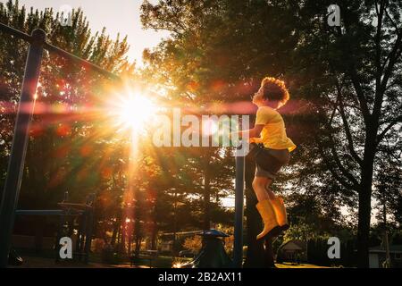 Ragazzo che oscilla su un swing in un parco, Stati Uniti Foto Stock