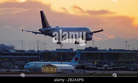 29 febbraio 2020, Richmond, British Columbia, Canada: Un Airbus A320 single-aisle di United Airlines atterra al crepuscolo, Aeroporto Internazionale di Vancouver. (Credit Image: © Bayne Stanley/Zuma Wire) Foto Stock