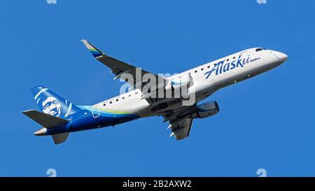 21 febbraio 2020, Richmond, British Columbia, Canada: Un jet regionale di Alaska Airlines Embraer E175LR (N199SY), di proprietà e gestito da SkyWest Airlines, aerotrasportato dopo il decollo dall'aeroporto internazionale di Vancouver. (Credit Image: © Bayne Stanley/Zuma Wire) Foto Stock