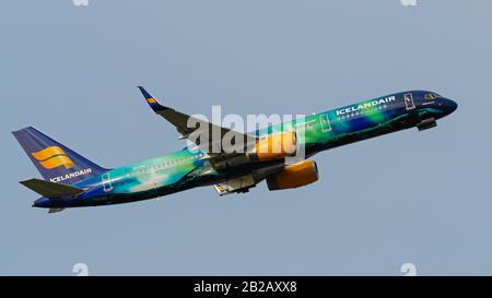 21 febbraio 2020, Richmond, British Columbia, Canada: Un Boeing Icelandair 757-200 (TF-FIU) a corsia singola, dipinto in speciale livrea ''Hekla Aurora'', aerotrasportato dopo il decollo. (Credit Image: © Bayne Stanley/Zuma Wire) Foto Stock