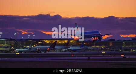 29 febbraio 2020, Richmond, British Columbia, Canada: Un Airbus A320 di Air Canada a corsia singola atterra al crepuscolo, Aeroporto Internazionale di Vancouver. (Credit Image: © Bayne Stanley/Zuma Wire) Foto Stock