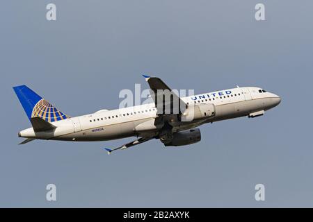 21 febbraio 2020, Richmond, British Columbia, Canada: Un aeromobile Airbus A320 (N426UA) a corsia singola di United Airlines trasportato via aerea dopo il decollo. (Credit Image: © Bayne Stanley/Zuma Wire) Foto Stock