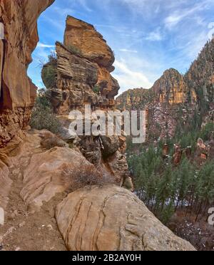 Guglia di roccia lungo il Sterling Pass Trail, Sedona, Arizona, Stati Uniti Foto Stock