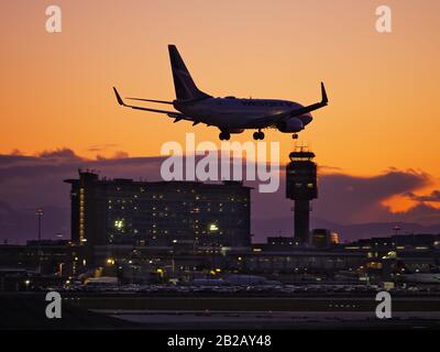 29 febbraio 2020, Richmond, British Columbia, Canada: Un Boeing 737-700 (C-FWSV) di WestJet Airlines a corsia singola atterra al tramonto, aeroporto internazionale di Vancouver. (Credit Image: © Bayne Stanley/Zuma Wire) Foto Stock