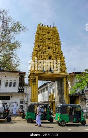 Colombo, Sri Lanka - Febbraio 2020: Tuk tuk tuks di fronte al tempio Sri Siva Subramania Swami Kovil il il 4 febbraio 2020 a Colombo, Sri Lanka. Foto Stock