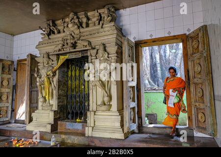 Colombo, Sri Lanka - Febbraio 2020: Una donna che visita il Tempio di Sri Sivaraja Vinayagar il 4 febbraio 2020 a Colombo, Sri Lanka. Foto Stock