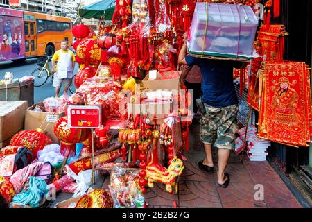 Negozio in Yaowarat Road vendita decorazioni per il Capodanno cinese, Bangkok, Thailandia Foto Stock
