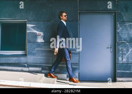 Bell'uomo d'affari sul modo di lavorare Foto Stock