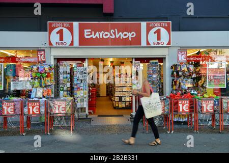 1-Euro-Shop, Potsdamer Strasse, Schoeneberg, Berlino, Deutschland Foto Stock