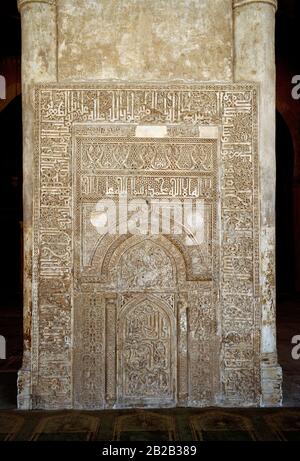 Travel Photography - lavori in pietra nei portici della Moschea di Ibn Tulun nel Cairo islamico nella città del Cairo in Egitto in Africa del Nord Foto Stock